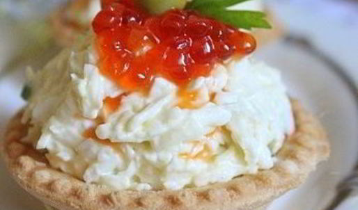 новогодние тарталетки с салатом и красной икрой