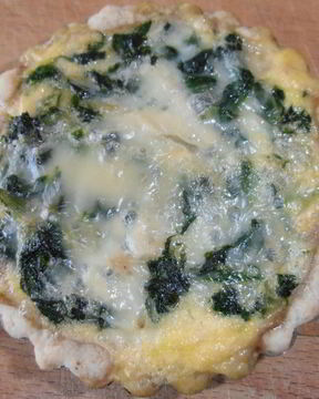 Ореховая тарталетка с горгонзолой и шпинатом