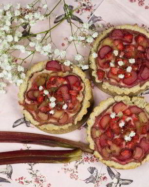 Овсяные тарталетки с клубникой и ревенем