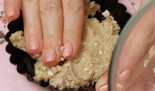 овсяные тарталетки с клубникой и ревенем