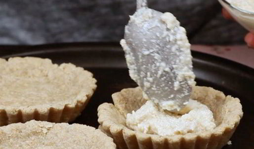 овсяные тарталетки с клубникой и ревенем