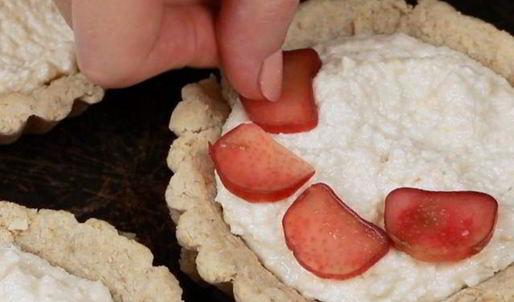 овсяные тарталетки с клубникой и ревенем