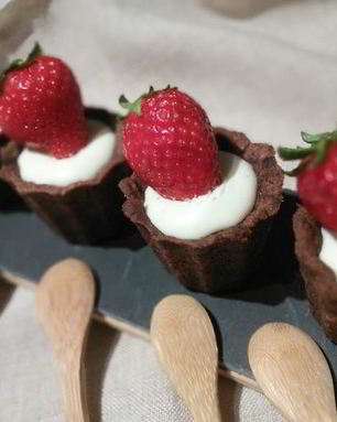 Шоколадные тарталетки с панна коттой и клубникой