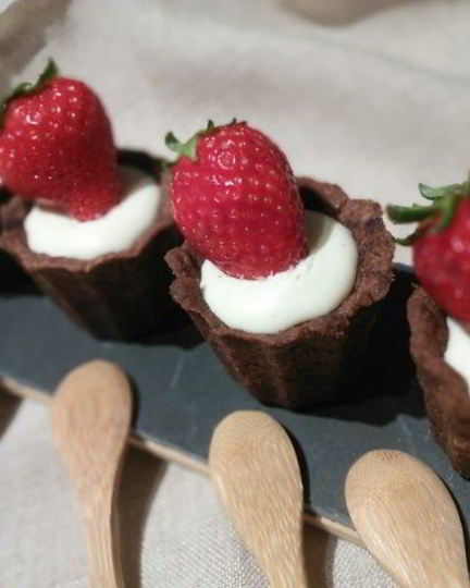 Рецепт шоколадных тарталеток с панна коттой и клубникой