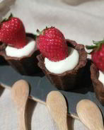 Шоколадные тарталетки с панна коттой и клубникой