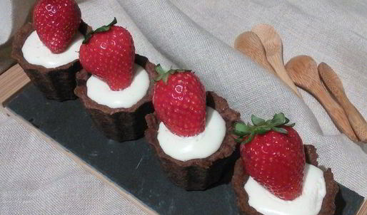 шоколадные тарталетки с панна коттой и клубникой