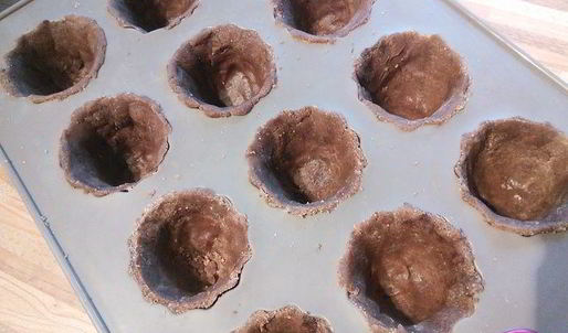 шоколадные тарталетки с панна коттой и клубникой