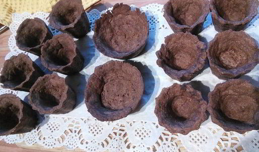 шоколадные тарталетки с панна коттой и клубникой