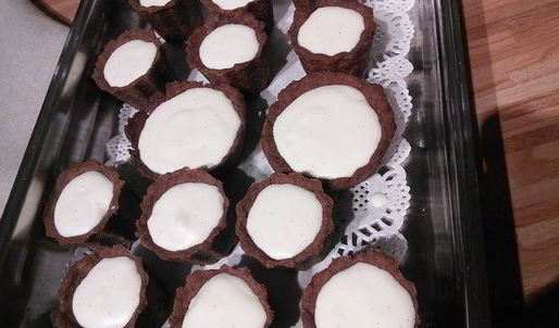 шоколадные тарталетки с панна коттой и клубникой