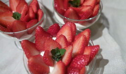 шоколадные тарталетки с панна коттой и клубникой