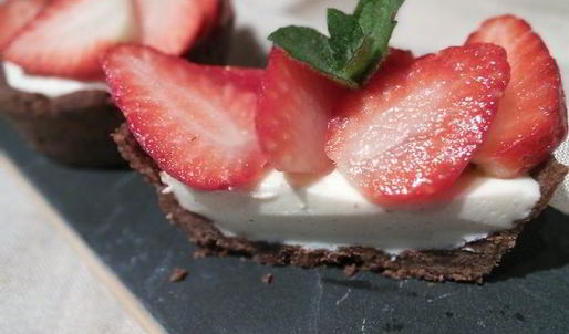 шоколадные тарталетки с панна коттой и клубникой