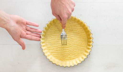 тарталетка со сливочным сыром с помидорами, цуккини и рукколой