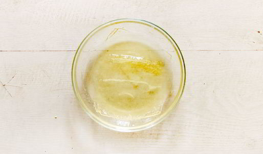 тарталетка со сливочным сыром с помидорами, цуккини и рукколой