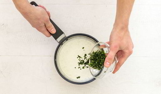 тарталетка со сливочным сыром с помидорами, цуккини и рукколой