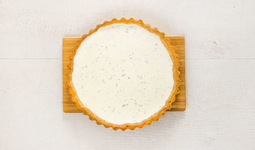 тарталетка со сливочным сыром с помидорами, цуккини и рукколой