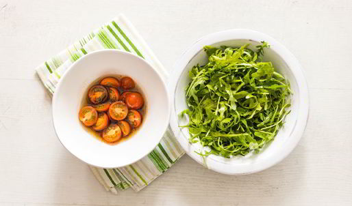 тарталетка со сливочным сыром с помидорами, цуккини и рукколой