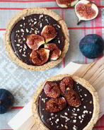 Тарталетки из орехового теста с ганашем и инжиром