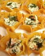 Тарталетки из сыра с огурцом и креветками