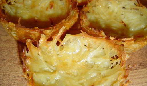 тарталетки картофельные с селедкой и икрой