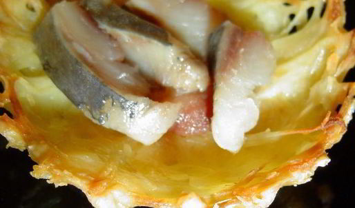 тарталетки картофельные с селедкой и икрой