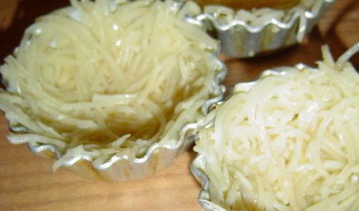 тарталетки картофельные с селедкой и икрой