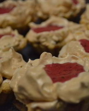 Тарталетки с безе и черной смородиной