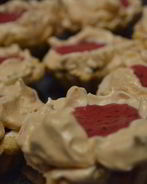 Тарталетки с безе и черной смородиной