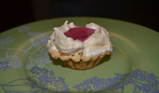 тарталетки с безе и черной смородиной