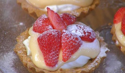 тарталетки с двойным кремом и клубникой