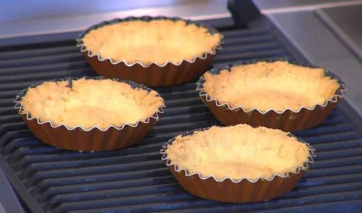 тарталетки с двойным кремом и клубникой