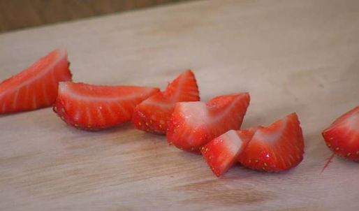 тарталетки с двойным кремом и клубникой