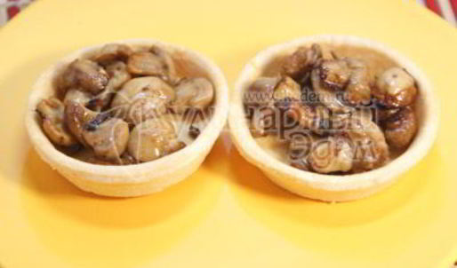 тарталетки с грибами и сыром