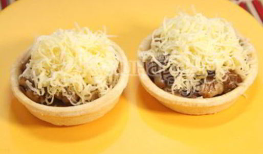 тарталетки с грибами и сыром