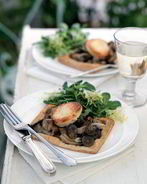 Тарталетки с грибами, козьим сыром и эстрагоном