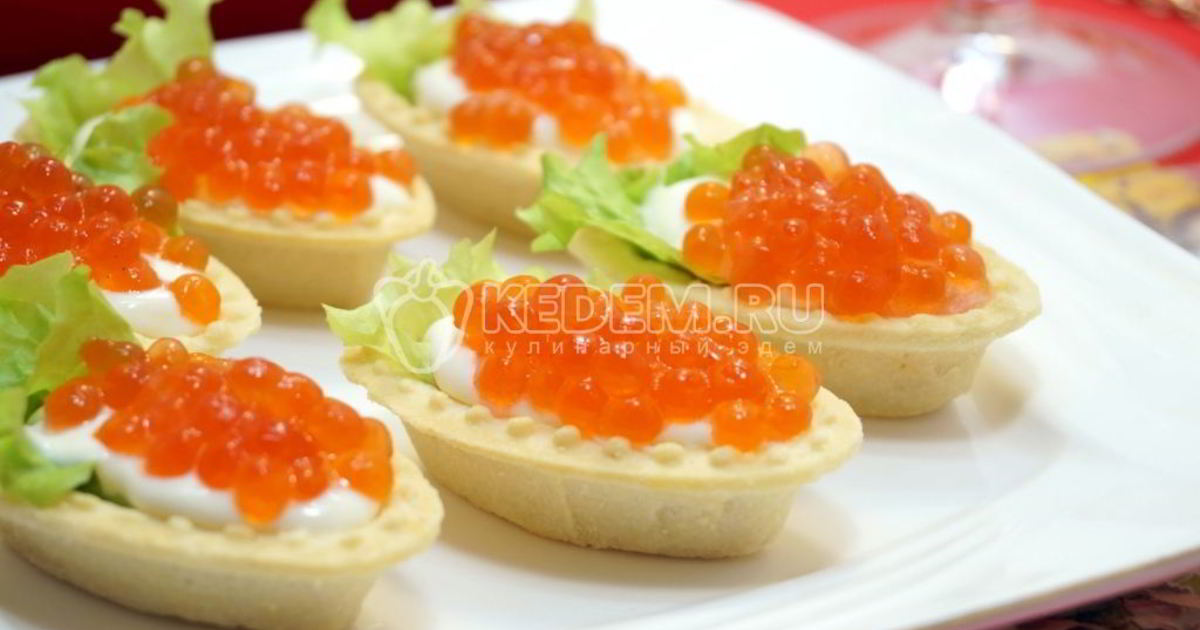 Тарталетки с икрой трески и сыром. Корзиночки с икрой. Простые тарталетки с икрой. Тарталетки с красной икрой. Корзиночки с икрой.