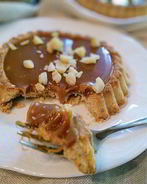 Тарталетки с карамельным соусом и макадамией