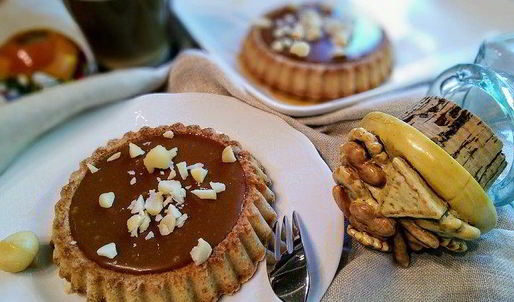 тарталетки с карамельным соусом и макадамией