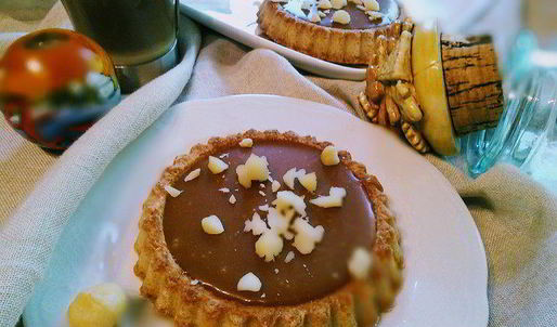 тарталетки с карамельным соусом и макадамией