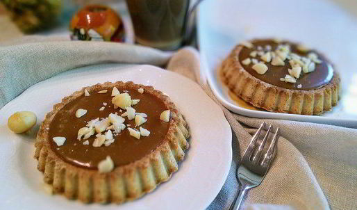 тарталетки с карамельным соусом и макадамией