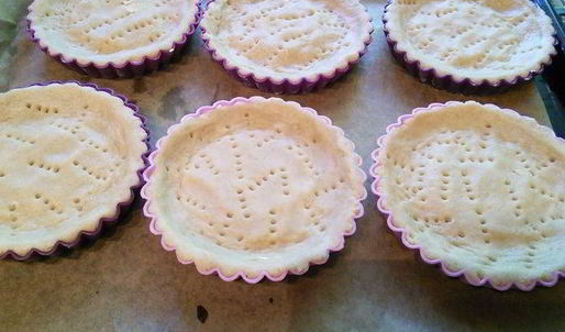 тарталетки с карамельным соусом и макадамией