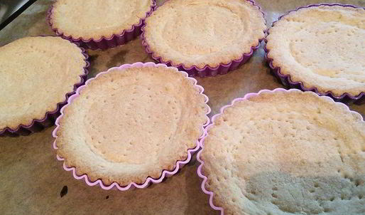 тарталетки с карамельным соусом и макадамией