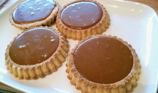 тарталетки с карамельным соусом и макадамией