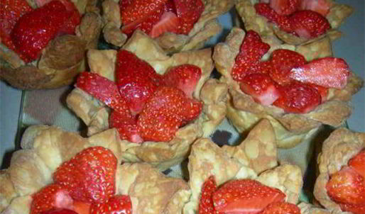 тарталетки с клубникой и сливочным желе