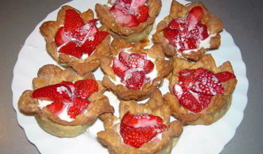 тарталетки с клубникой и сливочным желе