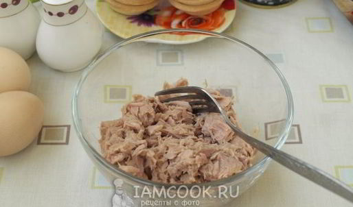 тарталетки с консервированным тунцом