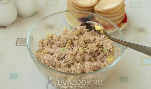 тарталетки с консервированным тунцом