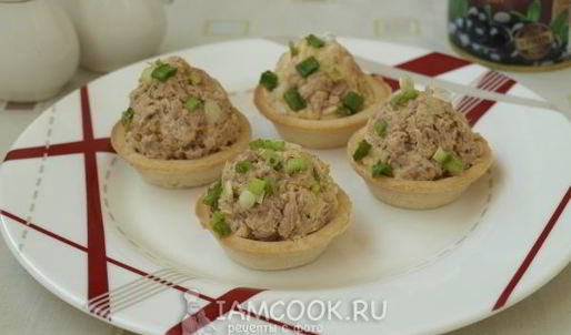 тарталетки с консервированным тунцом