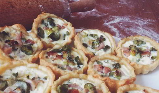 тарталетки с копченой курицей