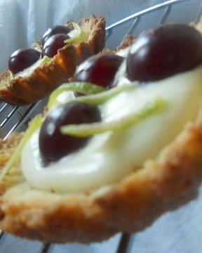 Тарталетки с лаймовым маскарпоне и ромовой вишней