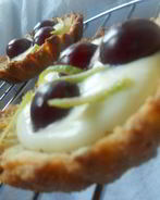 Тарталетки с лаймовым маскарпоне и ромовой вишней